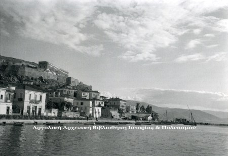 Ακρωτήριο Ναυπλίου και Αργολικός κόλπος. Φώτο: Περικλής Παπαχατζιδάκης 1930-1950 (Αρχείο Μουσείου Μπενάκη). Άκρα δεξιά τα δυο μεγάλα σπίτια που κατεδαφίστηκαν για να χτιστεί το ξενοδοχείο Αμφιτρύων το 1954.