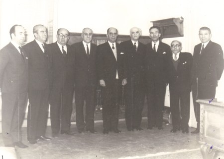 Φωτογραφία κατά την εποχή της επιθεωρήσεως, Νοέμβριος 1972. Από αριστερά: 1) Ευάγ. Καραμαγκιώλης, Εφέτης, 2) Γεώργιος Δημητριάδης, Αντεισαγγελέας εφετών, 3) Σπυρ. Δρομάζος, Εφέτης, 4) Ανδρέας Καβέτσος, Εφέτης, 5) Γεώργ. Καραμάνος, Επιθεωρητής, μετέπειτα Πρόεδρος Αρείου Πάγου, 6) Ιωάν. Χριστόπουλος, Πρόεδρος Εφετών, 7) Γεώργιος Καραπιπέρης, Αντεισαγγελέας Εφετών, 8) Ξάνθιππος Ξανθόπουλος, Εφέτης, μετέπειτα Αντιπρόεδρος Αρείου Πάγου και 9) Σπύρος Καλλιαρέκος, Εφέτης. Επιμέλεια Χρ. Καραμάνου, Δικαστικού υπαλλήλου Εφετείου Ναυπλίου 1966-1991.