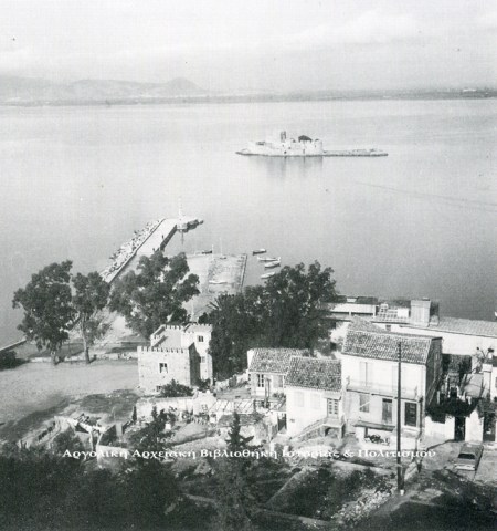 Σπίτια στον Ψαρομαχαλά. Φωτογραφία του Χαρ. Μπούρα (1974). Αρχείο: Μουσείο Μπενάκη. 