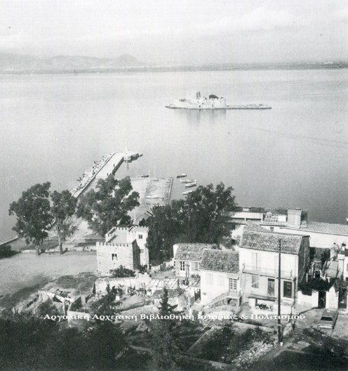 Σπίτια στον Ψαρομαχαλά. Φωτογραφία του Χαρ. Μπούρα (1974). Αρχείο: Μουσείο Μπενάκη. 