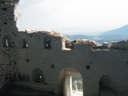 Το πέτρινο τείχος κλείνει την σπηλιά στις δύο πλευρές. Σε όλη την εσωτερική του επιφάνεια διακρίνονται μια σειρά από πολεμίστρες.