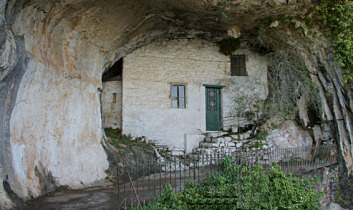 Το ξωκλήσι της Αγιαρσαλής στη Τιθορέα.