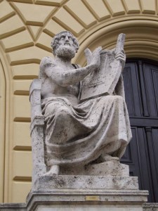 Άγαλμα του Ομήρου έξω από την Κρατική Βιβλιοθήκη του Μονάχου. Στη λεωφόρο Λούντβιχ, αγάλματα του Ιπποκράτη, του Αριστοτέλη, του Ομήρου και του Θουκυδίδη κοσμούν την Κρατική Βιβλιοθήκη του Μονάχου. 