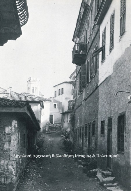 Δημόσιο κτίριο της δεύτερης Βενετοκρατίας, στο βάθος η Αγία Σοφία.  Δημοσιεύεται στο: Σέμνη Καρούζου, «Το Ναύπλιο», έκδοση Εμπορικής Τραπέζης της Ελλάδος, Αθήνα 1979.