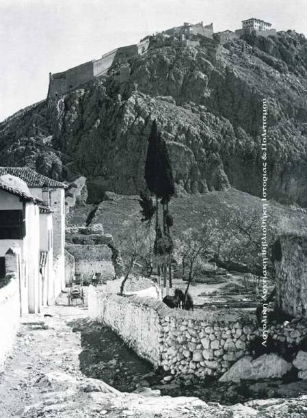 Το Παλαμήδι και αριστερά κάτω, τμήμα του Εθνικού Στρατιωτικού Νοσοκομείου (1828) στην Ακροναυπλία.  Δημοσιεύεται στο λεύκωμα της Σέμνης Καρούζου «Το Ναύπλιο», έκδοση Εμπορικής Τράπεζας, 1979. 