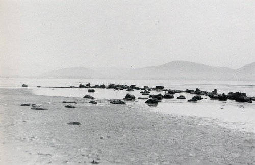 Τα υπολείμματα υποβάθρων στην παραλία «Κιόσκι», κοντά στο εργοστάσιο «Πελαργός» (Μάρτιος 1992). 