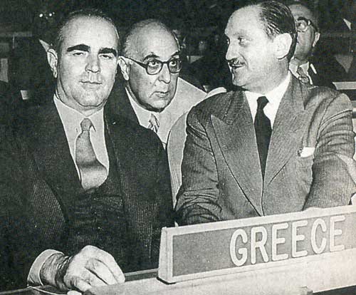 Ηνωμένα Έθνη, 12 Νοεμβρίου 1956. Έναρξη της συζήτησης για το Κυπριακό. Από αριστερά, Καραμανλής, Σεφέρης, Αβέρωφ. Δημοσιεύεται στην εφημερίδα Καθημερινή. Σάββατο 24 - Κυριακή 25 Μαΐου 2014.