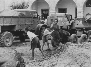 Ναύπλιο. Πλατεία Συντάγματος 23 Μαρτίου 1941. Και τα παιδιά στη μάχη προστατευτικών έργων.