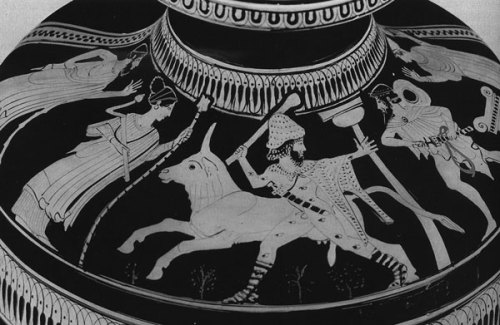 Ο Ίναχος παρακολουθεί την απελευθέρωση της Ιούς. Ερυθρόμορφη υδρία. Γύρω στο 460 π.χ.  Museum of Fine Arts, Boston. 