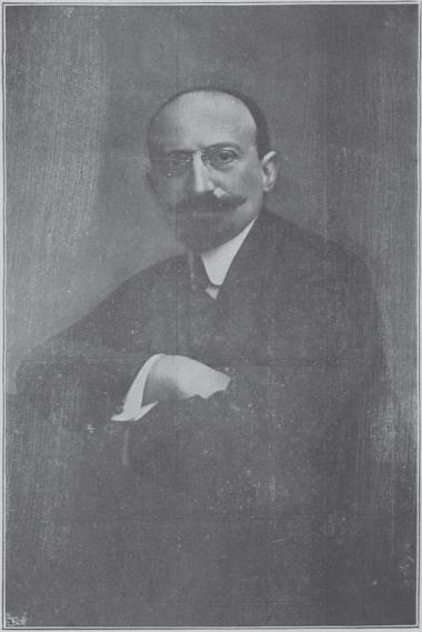 Δημήτριος Μάξιμος (1873-1955). Τραπεζικός, βουλευτής, αριστίνδην γερουσιαστής, υπουργός και εξωκοινοβουλευτικός Πρωθυπουργός σε κυβέρνηση εθνικής ενότητας το 1947 (Επτακέφαλος Κυβέρνησις). Το 1952 έδωσε το Μέγαρο Μαξίμου στη μισή τιμή από αυτή που είχε εκτιμηθεί από επιτροπή στο Ελληνικό Κράτος, κάνοντας δώρο τα έπιπλα τους πίνακες και ότι άλλο υπήρχε μέσα, με τον όρο να χρησιμοποιηθεί σαν Κυβερνητικό Μέγαρο. Από το 1982 το «Μέγαρο Μαξίμου» χρησιμοποιείται ως επίσημη κατοικία και γραφείο του εκάστοτε πρωθυπουργού.