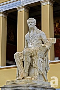 Ο ανδριάντας του Καποδίστρια έξω από το κεντρικό κτίριο του Εθνικού Καποδιστριακού Πανεπιστημίου στην Αθήνα (έργο Γεωργίου Μπονάνου, 1932). Φωτογραφία, Ηλίας Γεωργουλέας, από τον ιστοχώρο «Γλυπτά της Αθήνας».