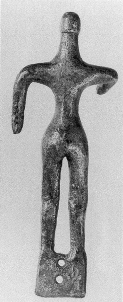 Εικ. 21: Χάλκινο ΜΓ ειδώλιο ιππηλάτου, επιθέτου σε χάλκινο τριποδικό λέβητα. Από το Ηραίο. (κατά: Bol 2002 εικ. 33b). 