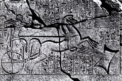 Εικ. 5: Παράσταση του Αμένοφι Β΄, από τον ναό του Karnak στην Αίγυπτο. Εικονίζεται ο Αιγύπτιος Φαραώ να βάλλει με τόξο εναντίον ταλάντου Μυκηναϊκού τύπου ΙΙ. Χρονολόγηση: 1427-1401 π. Χ.  (κατά: Pulak - Slotta - Yalcin 2005, 135 εικ. 3).