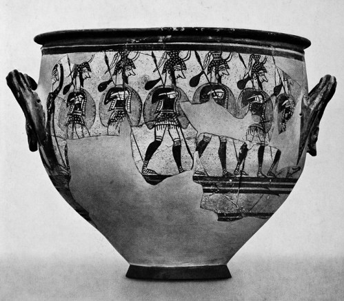 Εικ. 6: Ο λεγόμενος Κρατήρας των Πολεμιστών, από τις Μυκήνες. Αθήνα, Εθνικό Αρχαιολογικό Μουσείο. Αρ. ευρ. Π 1426. Τέλη ΥΕ ΙΙΙΒ (γύρω στο 1200 π. Χ.). (κατά: Marinatos - Hirmer 1959 πίν. 233).