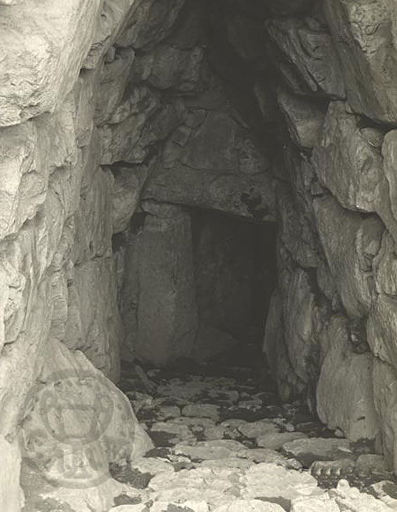 Αρχαιολογικός χώρος Μυκηνών: σκαλοπάτια που οδηγούν στην Περσεία πηγή, 1960, Φωτογραφία, Draper, Gordon & Maria, Ελληνικό Λογοτεχνικό & Ιστορικό Αρχείο. 