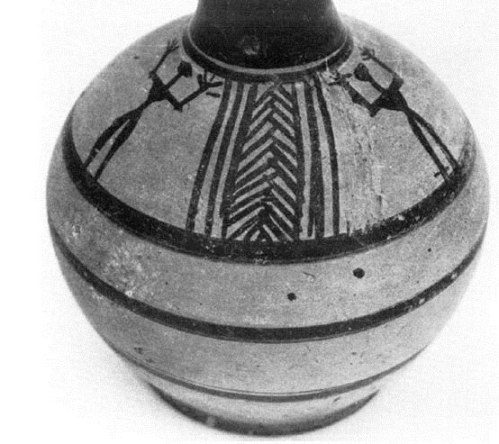 Εικ. 20: Οινοχόη με τριφυλλόσχημο στόμιο, από τον κιβωτιόσχημο τάφο αρ. 3. Πάροδος Ηρακλέους (Ιδιοκτησία Δημ. Τότσικα). (Κατά: Paléologou 1980, 76 εικ. 1).