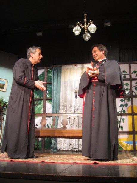 «Δον Καμίλο», σκηνή από τη θεατρική παράσταση της Πολιτιστικής Αργολικής Πρότασης.