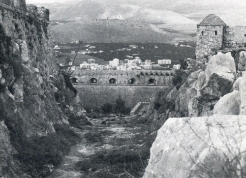 Η μεγάλη Τάφρος (fosso), που χωρίζει τον προμαχώνα του Θεμιστοκλή (S. Agostino) δεξιά, από τον προμαχώνα του Φωκίωνος (Mezzo bastione) αριστερά. Στο βάθος ο προμαχώνας του Μιλτιάδη (Baloardo staccato ή Beziran tabya).