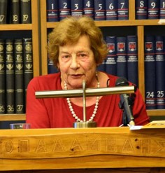 Η Κλειώ Πρεσβέλου στο βήμα της Δημόσιας Κεντρικής Βιβλιοθήκης Ναυπλίου «Ο Παλαμήδης», 19 Απριλίου 2015.