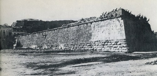 Ο προμαχώνας του Dolfin. Ήταν στο τρίγωνο μεταξύ του αγάλματος του Καποδίστρια, του προαυλίου του Νέου Γυμνασίου και της Πλατείας των Τριών Ναυάρχων. Κατεδαφίστηκε μεταξύ των ετών 1920-30, για να «πάρει αέρα η πολιτεία». (Από το λεύκωμα της κ. Σ. Καρούζου, Το Ναύπλιο).