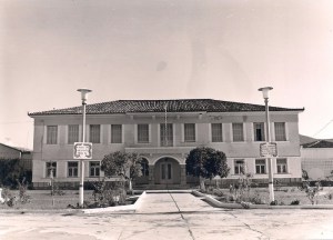 Το «Διοικητήριο» των Αγροτικών Φυλακών Τίρυνθας, φωτογραφία εποχής, από το φωτογραφικό αρχείο του Προοδευτικού Συλλόγου Ναυπλίου «Ο Παλαμήδης».