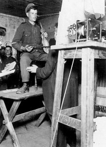 Φωτογραφία από τις ηχογραφήσεις στο στρατόπεδο Γκαίρλιτς. Ο 23χρονος λυράρης και βιολάτορας Μιχάλης Πολυχρονάκης πραγματοποιεί μία από τις παλιότερες ηχογραφήσεις κρητικής μουσικής παγκοσμίως.