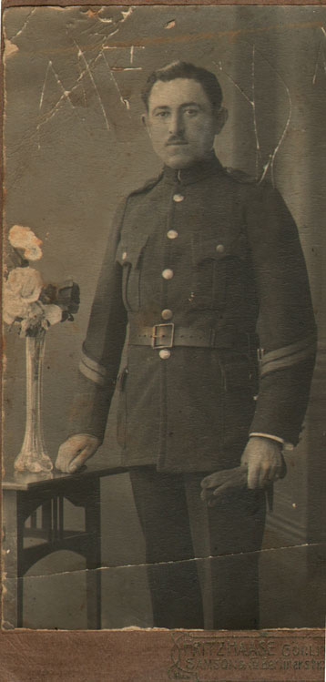 Ο Μιλτιάδης Χατζής, του Αποστόλου και της Αικατερίνης, ο οποίος γεννήθηκε στους Σοφάδες Καρδίτσας το 1893 (αριθμός μητρώου αρρένων Νο. 24)υπηρέτησε ως υπολοχαγός και στη συνέχεια ως λοχαγός, σε διάφορα μέτωπα της Ελλάδος, ξεκινώντας από τα Τρίκαλα, τον Μάιο του 1913, με κατεύθυνση τη Μακεδονία. Το 1916, οδηγήθηκε ως αιχμάλωτος στο Γκαίρλιτς της Γερμανίας, πιθανότατα ως στρατιώτης του Δ΄ Σώματος Στρατού Καβάλας, το οποίο παραδόθηκε αύτανδρο στους Γερμανούς. Η Κα Κατσαρού – Νασιάκου προσκόμισε φωτογραφίες από το πατρικό της σπίτι, τις οποίες είχε στείλει ο Μιλτιάδης Χατζής (αδελφός της μητέρας της) στους γονείς του, κατά τη διάρκεια της αιχμαλωσίας του στο Γκαίρλιτς. Οι φωτογραφίες αυτές απεικονίζουν σκηνές εργασίας και διασκέδασης από την καθημερινή ζωή των στρατιωτών, όπως τις εργασίες των αξιωματικών στην τοπική εφημερίδα και βαρκάδα στον ποταμό Νάισε. Αλλού, παρουσιάζονται να παίζουν όργανα μουσικής (κιθάρα, ακορντεόν και βιολί). Σύμφωνα με τη μαρτυρία της κυρίας Κατσαρού – Νασιάκου, στο Γκαίρλιτς έγιναν ηχογραφήσεις μουσικών οργάνων και, για πρώτη φορά παγκοσμίως, έλαβε χώρα η ηχογράφηση ενός μπουζουκιού, τον Ιούλιο του 1917. Μετά το Γκαίρλιτς, ο Μιλτιάδης Χατζής επέστρεψε στην Ελλάδα, πιθανότατα στα Χανιά, ωστόσο, δεν υπάρχουν περισσότερες πληροφορίες για την τύχη του.