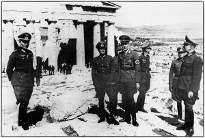 Μάιος 1941. Επίσκεψη ανωτάτων αξιωματικών του γερμανικού στρατού στην Ακρόπολη. (συλλογή Μ. Γ. Τσαγκάρη).