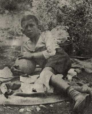 Ο Μωυσής Γιουσουρούμ σε ηλικία περίπου 10 ετών, το έτος 1930. Φωτογραφικό Αρχείο ΕΜΕ.