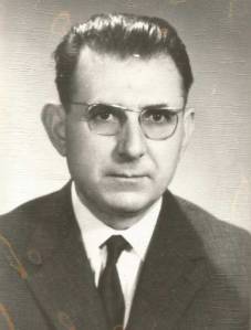 Τάσος Γεωργοπαπαδάκος (1911- 1987). Φιλόλογος και συγγραφέας. Κατά την διάρκεια της κατοχής πήρε μέρος στην Εθνική Αντίσταση μέσα από τις γραμμές του ΕΑΜ στην Ύδρα. Εκτός των άλλων έγραψε και το: «Μνήμες από την Εθνική Αντίσταση - Η δράση του ΕΛΑΝ Αργολικού», Θεσσαλονίκη 1987. Αρχείο φωτογραφίας: Μιχάλης Ν. Γεωργοπαπαδάκος. 