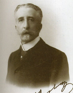 Γεώργιος Θεοτόκης (1844 - 1916). Ως υπουργός Παιδείας στην κυβέρνηση Χαριλάου Τρικούπη υπέβαλε τον Δεκέμβριο του 1889 σειρά μεταρρυθμιστικών νομοσχεδίων. Δεν είναι τα πρώτα στην ιστορία, αλλά είναι τα πρώτα που αντιμετωπίζουν το σύστημα ως ενιαίο σύνολο. Εξάλλου, χωρίς να είναι επαναστατικά, προβλέπουν θεσμικές ρυθμίσεις (όπως το εξάχρονο δημοτικό σχολείο, η μείωση των ωρών διδασκαλίας των Λατινικών, η σύσταση Εκπαιδευτικού Συμβουλίου) οι οποίες θα υλοποιηθούν πολλές δεκαετίες αργότερα. Για τις καινοτομίες των νομοσχεδίων εκδηλώθηκε μεγάλος σάλος και η κυβέρνηση τα απέσυρε. Δημοσιεύεται στο βιβλίο: «Από το κοντύλι στον υπολογιστή», Αθήνα, 2008.