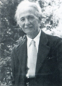 Αλέξανδρος Δελμούζος (1880-1956): Ο κατεξοχήν παιδαγωγός της ηγετικής ομάδας του Εκπαιδευτικού Ομίλου (1910-27) και του δημοτικιστικού κινήματος ευρύτερα. Τρεις είναι οι πιο σημαντικές για την εξέλιξη των πραγμάτων δράσεις του: Στο Ανώτερο Δημοτικό Παρθεναγωγείο (Βόλος, 1908-11), στο Μαράσλειο Διδασκαλείο στην Αθήνα (1923-26) και στο Πειραματικό Σχολείο του Πανεπιστημίου στη Θεσσαλονίκη (1934-37). Όταν ο Όμιλος ακολούθησε τον Δημήτρη Γληνό που ζητούσε οι στόχοι της εκπαίδευσης να έχουν πολιτικό προσανατολισμό χωρίς «κανένα όριο προς τα Αριστερά», ο Δελμούζος τον εγκατέλειψε, και θεωρείται τώρα κύριος εκπρόσωπος των αρχών του αστικού εκσυγχρονισμού στα εκπαιδευτικά θέματα. Δημοσιεύεται στο βιβλίο: «Από το κοντύλι στον υπολογιστή», Αθήνα, 2008.