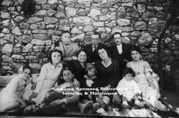 Οικογενειακή φωτογραφία. Αριστερά διακρίνεται ο Ιωάννης Λαλουκιώτης και μπροστά του (λίγο αριστερά) η θετή του κόρη Έλλη.