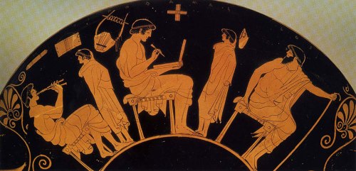 Σκηνή σχολείου Β΄, 490‐480 π.Χ., Αττική ερυθρόμορφη κύλικα του Δούρι. Ο Δούρις υπήρξε αρχαίος Έλληνας αγγειογράφος που άνθισε στις δύο πρώτες δεκαετίες του 5ου αιώνα π.Χ. Βερολίνο, Staatliche Museen Preussischer Kulturbesitz, Antikensammlung.