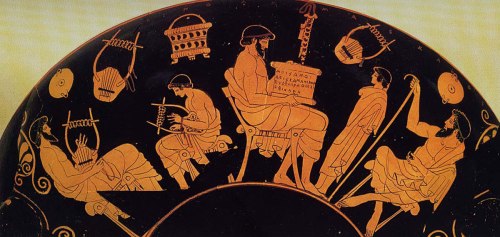 Σκηνή σχολείου Α΄, 490‐480 π.Χ., Αττική ερυθρόμορφη κύλικα του Δούρι. Ο Δούρις υπήρξε αρχαίος Έλληνας αγγειογράφος που άνθισε στις δύο πρώτες δεκαετίες του 5ου αιώνα π.Χ.. Βερολίνο, Staatliche Museen Preussischer Kulturbesitz, Antikensammlung.