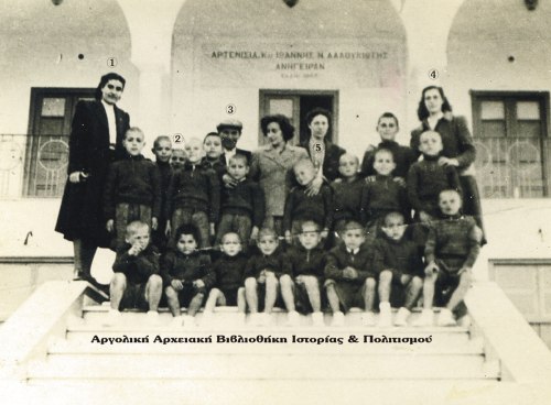 Αναμνηστική φωτογραφία (1952). 1. Μαγδαληνή Σικαλίδου –Τσιωτάκη, Δ/τρια Ορφανοτροφείου, 2. Μαριγώ Σικαλίδου, μητέρα της Δ/τριας, 3. Δημήτρης Δρίτσας από την Άρια, 4. Ελένη Κιντζίρη, 5. Αδελφή της Ελένης Κιντζίρη.