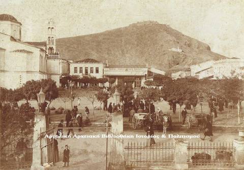 Άργος, Πλατεία Αγίου Πέτρου. Η Λήψη της φωτογραφίας έχει γίνει από το Δημαρχείο, πιθανολογείται στις αρχές του 20ου αιώνα.