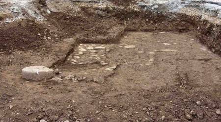 Πιθανόν, το δάπεδο της ιστορικής Εκκλησίας του Αγίου Νικολάου στην πλατεία Αγίου Πέτρου Άργους. Αποκαλύφθηκε στα πλαίσια της Ανάπλασης του Ιστορικού Κέντρου Άργους. 