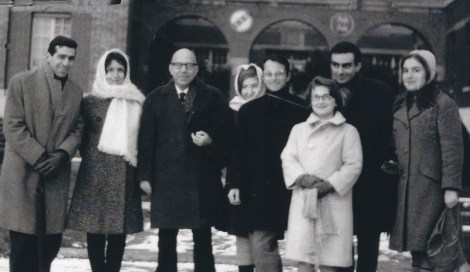 Από αριστερά προς τα δεξιά: Βασίλης Κεραμίδας, Ντόρα Μαμαρέλη, Κωνστ. Δεσποτόπουλος, Γιούλη Σπαντιδάκη, Κώστας Σπαντιδάκης, Λίντα Παπαγαλάνη, Βασίλης Δωροβίνης, Μάχη Βαΐτση. Αρχείο: Βασίλη Δωροβίνη. 