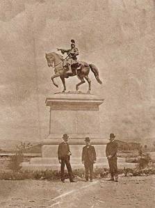 Ναύπλιο, Πάρκο Κολοκοτρώνη. Στο κέντρο ο Επαμεινώνδας Κωτσονόπουλος, γιατρός, δήμαρχος Ναυπλιέων και πρόεδρος της επιτροπής για την κατασκευή του ανδριάντα του Κολοκοτρώνη, περ. 1901. Αρχείο: Νίκος Κωτσονόπουλος. 