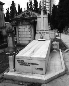 Ο τάφος του Ευθύμιου Καραχισαρίδη στο Κοιμητήριο του Σισλί με τα λόγια του Κεμάλ.