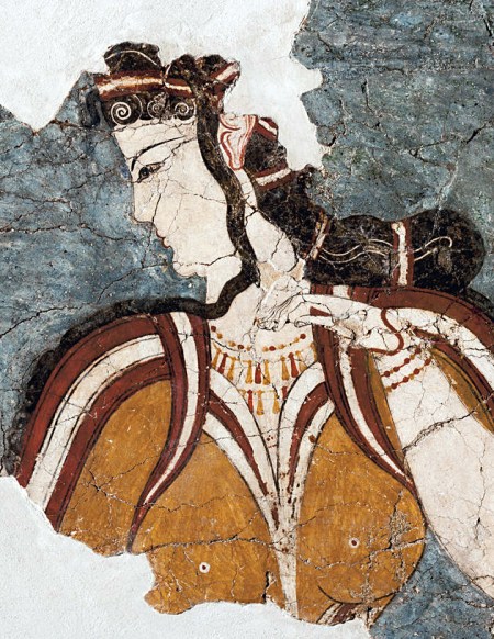 Η «Μυκηναία». Τοιχογραφία από την περιοχή του Θρησκευτικού Κέντρου. 1250 π.Χ. Η πανέμορφη γυναίκα με την περίτεχνη κόμμωση, το επίσημο ένδυμα και τα πλούσια κοσμήματα στο λαιμό και τα χέρια απεικονίζει προφανώς μια θεά. Καθιστή και μεγαλοπρεπή θα υποδεχόταν την πομπή των πιστών που θα της έφερνε τις πολύτιμες προσφορές.