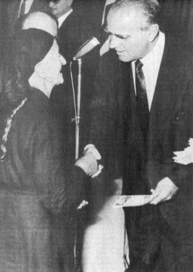 «Ο πρόεδρος της Κυβερνήσεως κ. Κωνστ. Καραμανλής, φωτογραφούμενος με μίαν αγρότιδα, κατά την χθεσινήν εορτήν εις το Ζάππειον, κατά την οποίαν επεδόθησαν τα πρώτα βιβλιάρια συντάξεων εις αγρότας εκ διαφόρων χωρίων της Ελλάδος» γράφει η λεζάντα πρωτοσέλιδης φωτογραφίας στην «Κ» της 10ης Ιουνίου 1962.