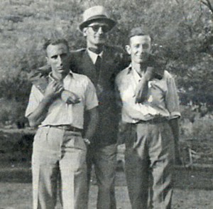 Μια προπολεμική φωτογραφία: Στη μέση ο Πέτρος Ζαρόγιαννης, αριστερά ο Χρήστος Αίσωπος και δεξιά ο Γιάννης Ν. Καψάλης. 