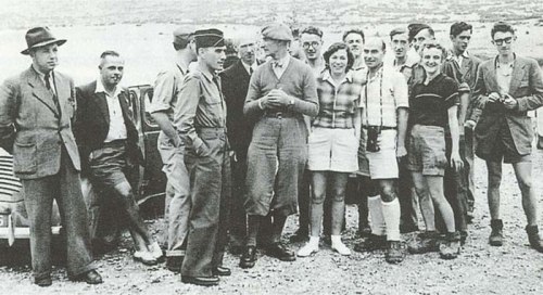 Το ζεύγος Πετροχείλου τον Αύγουστου του 1949, ως εκπρόσωποι της Ελλάδας στη Διεθνή Σπηλαιολογική Συνάντηση που έγινε στη Βαλάνς της Γαλλίας και απετέλεσε το έναυσμα για την ίδρυση της Ελληνικής Σπηλαιολογικής Εταιρείας ένα χρόνο αργότερα. (Φωτ. Αρχείο Άννας Πετροχείλου)