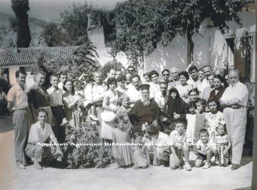 Εορτή ραπτών στην Αγία Μονή. Παρευρίσκονται σύσσωμοι με τις οικογένειές τους στη γιορτή του σωματείου τους.