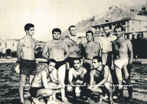 Η ομάδα του Water Polo το 1954. Όρθιοι: Πάκης Πανόπουλος, Ανδρ. Μαντζούνης, Γιώργος Παναγιωτόπουλος, Μάκης Δέλλας, Γιάννης Καλλιάνος, Γιάννης Μαντάς. Καθιστοί: Ιωάννης - Ιερόθεος Σώμος, Χαρουτιούν Μαρντικιάν, Σταύρος Πίκουλας. 