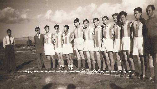 Η Ποδοσφαιρική ομάδα του Πανναυπλιακού. Ο Πανναυπλιακός στις 19 Νοεμβρίου 1949 πριν τον φιλικό αγώνα με την ποδοσφαιρική ομάδα του Κ.Ε.Μ. (1-2). Διακρίνονται από αριστερά προς τα δεξιά, όρθιοι: Γιάννης Ξυνός (διαιτητής), Τάσος Ψωμόπουλος, Σταύρος Μπελέζος, Βαγγέλης Δαλμάτσος, Γιαννής Μελίδης, Ασσώ Ασσαντουριάν, Νίκος Ρέππας, Διαμαντής Ανδρώνης, Νούλης Κεραμιδάς, Βαγγέλης Οικονόμου, Γιώργος Καρμπέρης, Ανδρέας Ανδριανόπουλος, Γιώργος Λεμονίδης (Τ). Αρχείο Γιάννη Μακρή. 