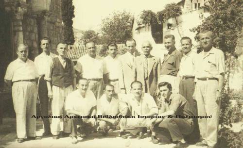 Συνάντηση των ραπτών στην Αγία Μονή, γύρω στο 1960 για τον εορτασμό του σωματείου ανήμερα της Αγίας Άννας. Διακρίνονται όρθιοι από τα αριστερά: Στεφάνου Μπακέας Β., Δημόπουλος Σ., Διαμαντάκος, Κοΐνης Θ., Γαρβήλος Β., Βούλγαρης Γ., Μαρτικιάν Μ., Ιωαννίδης, Μπόκος Δ. Καθιστοί:Μπράβος Αθανασίου Χ., Δημόπουλος Λ., Αλεξίου Σ. (Αρχείο οικογένειας Β. Γαβρήλου). 