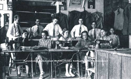 Το εμποροραφείο του Μαρντίκ Μαρντικιάν, που βρισκόταν στον μεγάλο δρόμο. Τρίτος στην φωτογραφία (από αριστερά προς δεξιά) είναι ο Μαρντίκ Μαρντικιάν, και δίπλα του (τέταρτος) είναι ο αδερφός του ο Χραντ Μαρντικιάν.